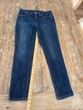 Classic Women's Dark Blue Straight-Leg Jeans
Seven 7